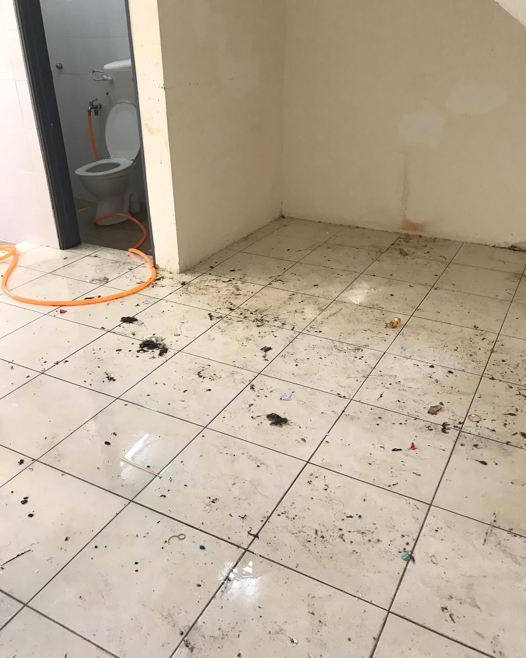 Servis Pembersihan Rumah Dapur kotor dengan kesan minyak dan kotoran sebelum pembersihan.