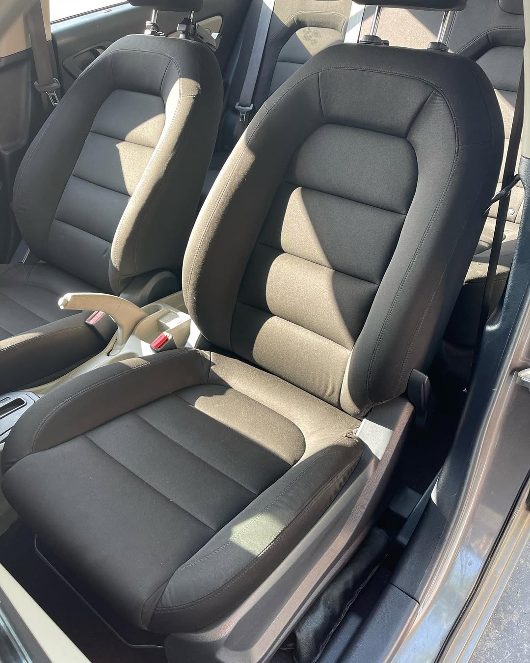 Cucian Seat Kereta Seat kereta selepas cucian bebas habuk dan debu, kelihatan bersih dan kemas.