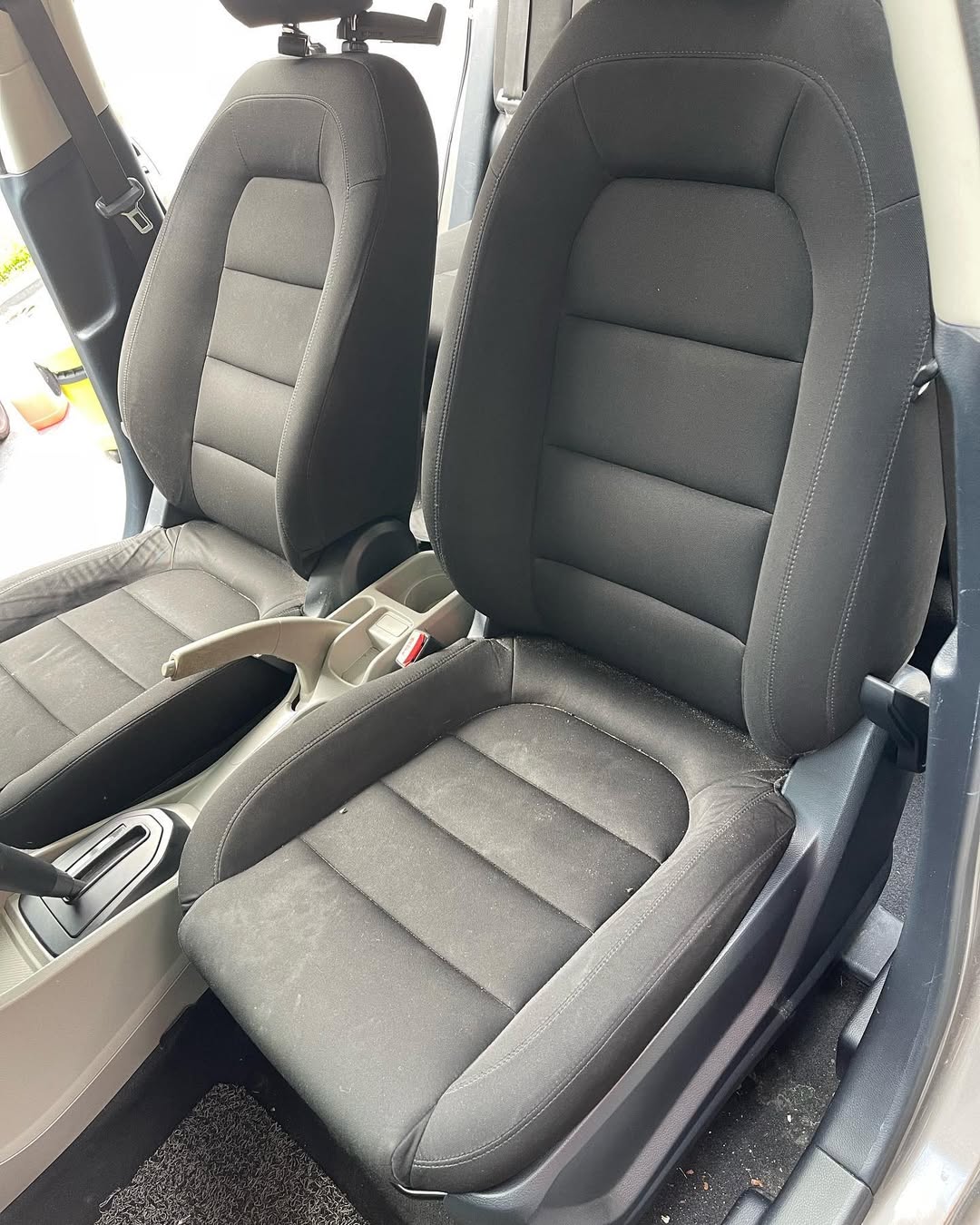 Cucian Seat Kereta Seat kereta yang dipenuhi habuk dan debu sebelum cucian.