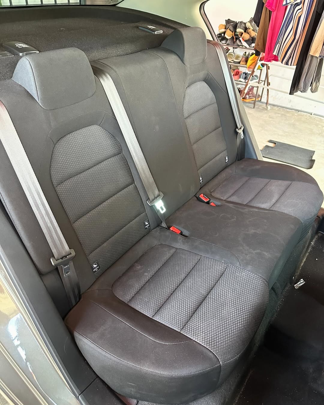 Cucian Seat Kereta Keadaan seat kereta yang kotor sebelum cucian profesional.