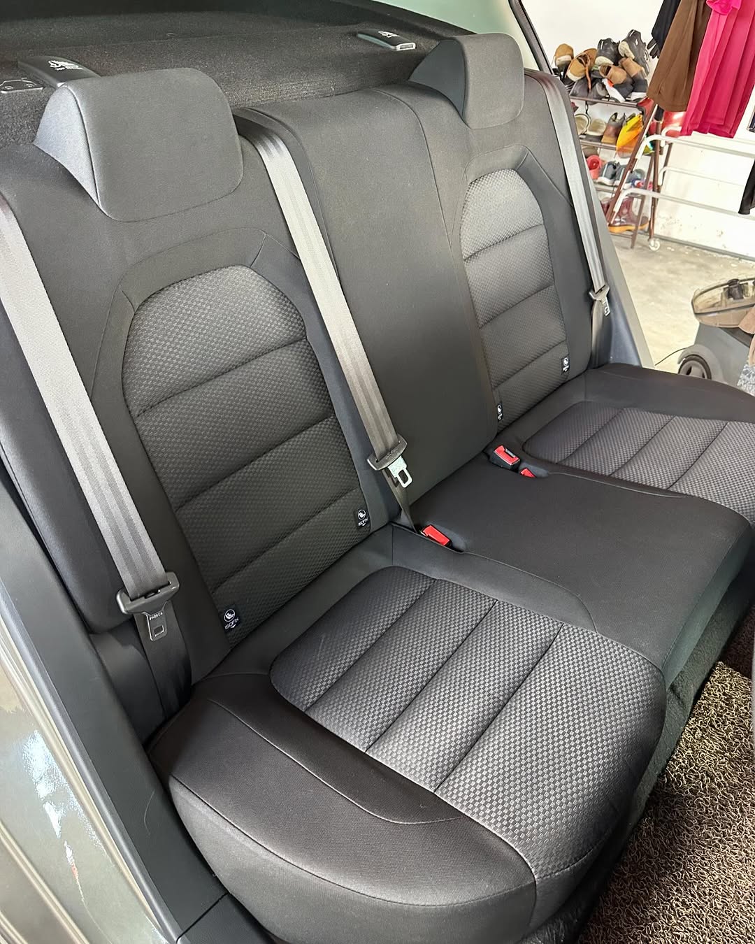 Cucian Seat Kereta Seat kereta selepas cucian, bersih dan segar seperti baharu.