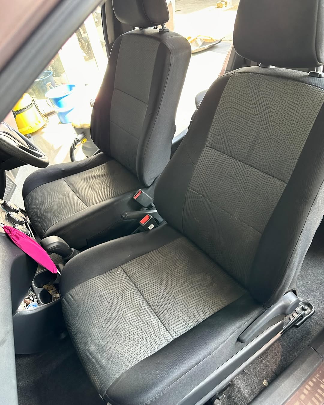 Cucian Seat Kereta Close-up seat kereta dengan kesan kotoran degil sebelum dicuci