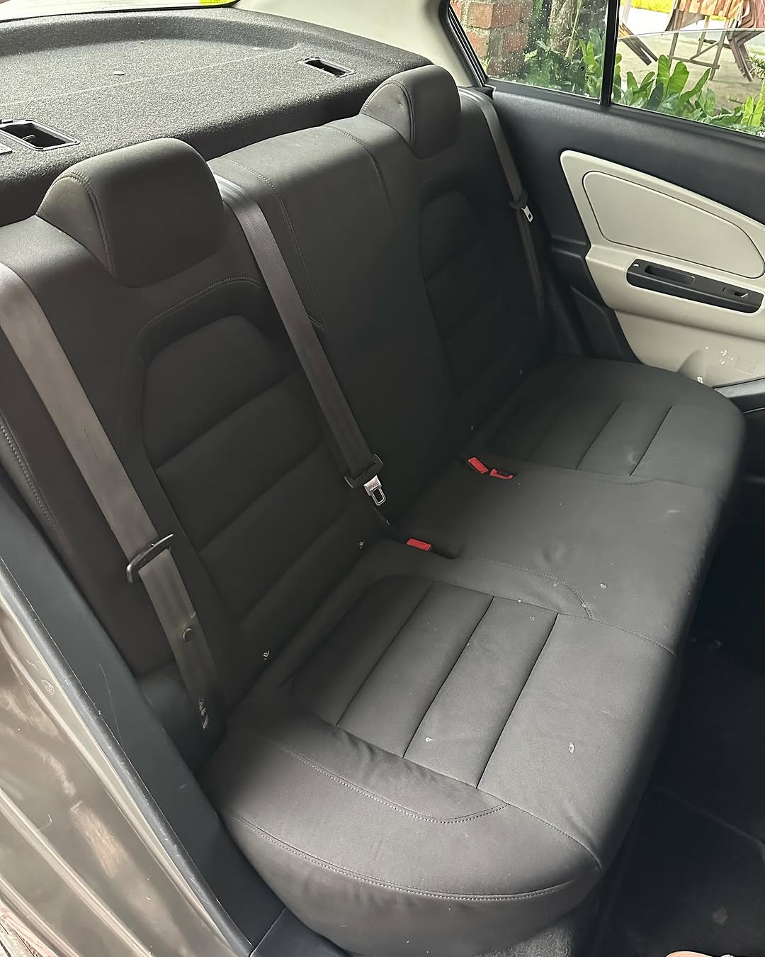 Cucian Seat Kereta Seat kereta yang bersih selepas cucian, bebas kesan minyak dan tumpahan.