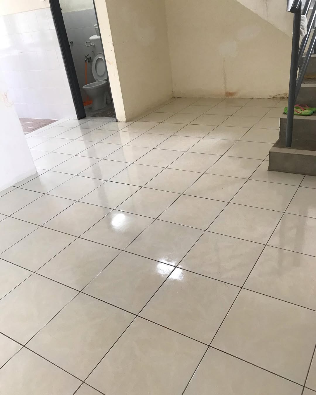 Servis Pembersihan Rumah Dapur bersih dan berkilat selepas servis pembersihan rumah.