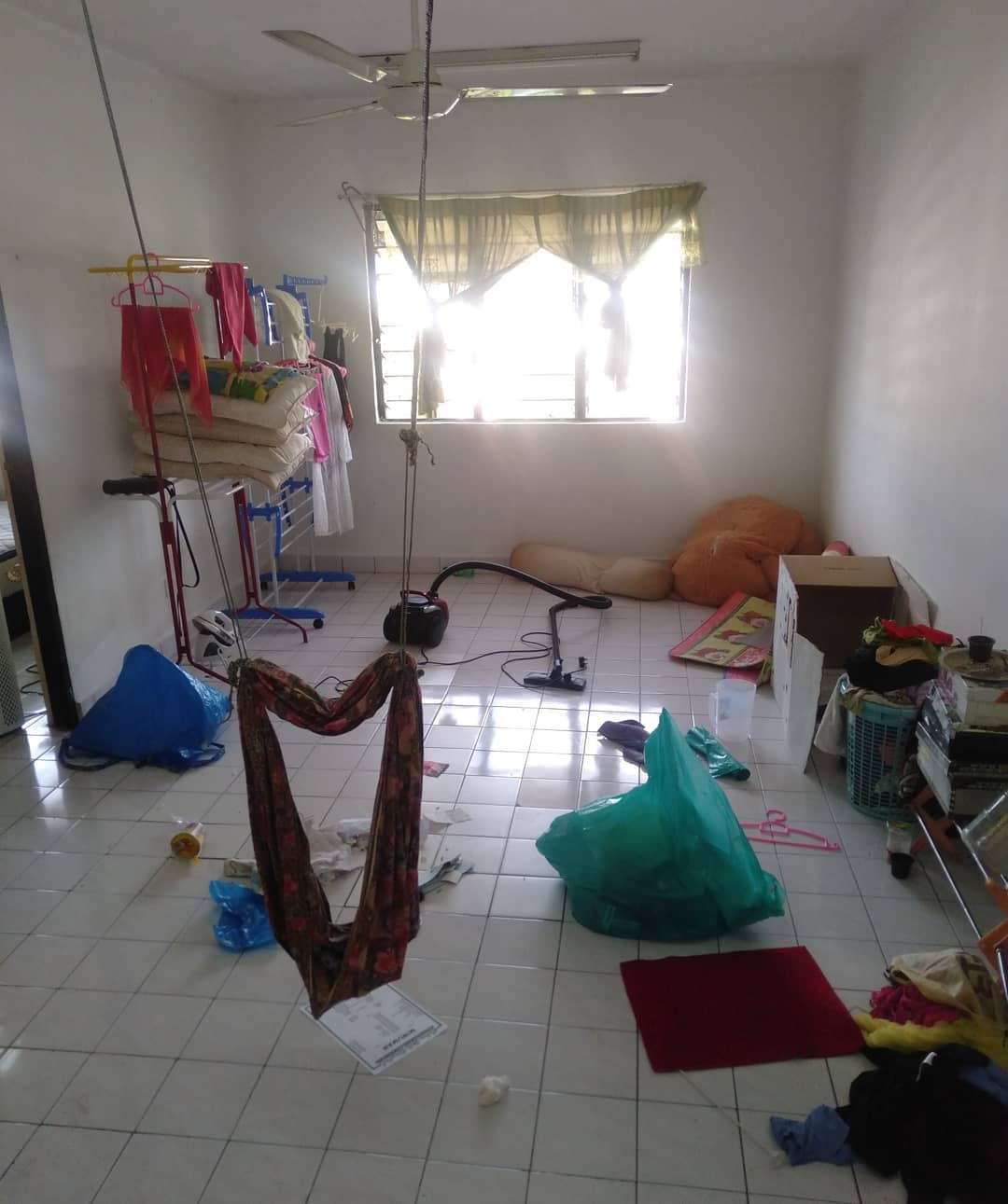 Servis Pembersihan Rumah Ruang tamu berhabuk dan berselerak sebelum servis pembersihan rumah.