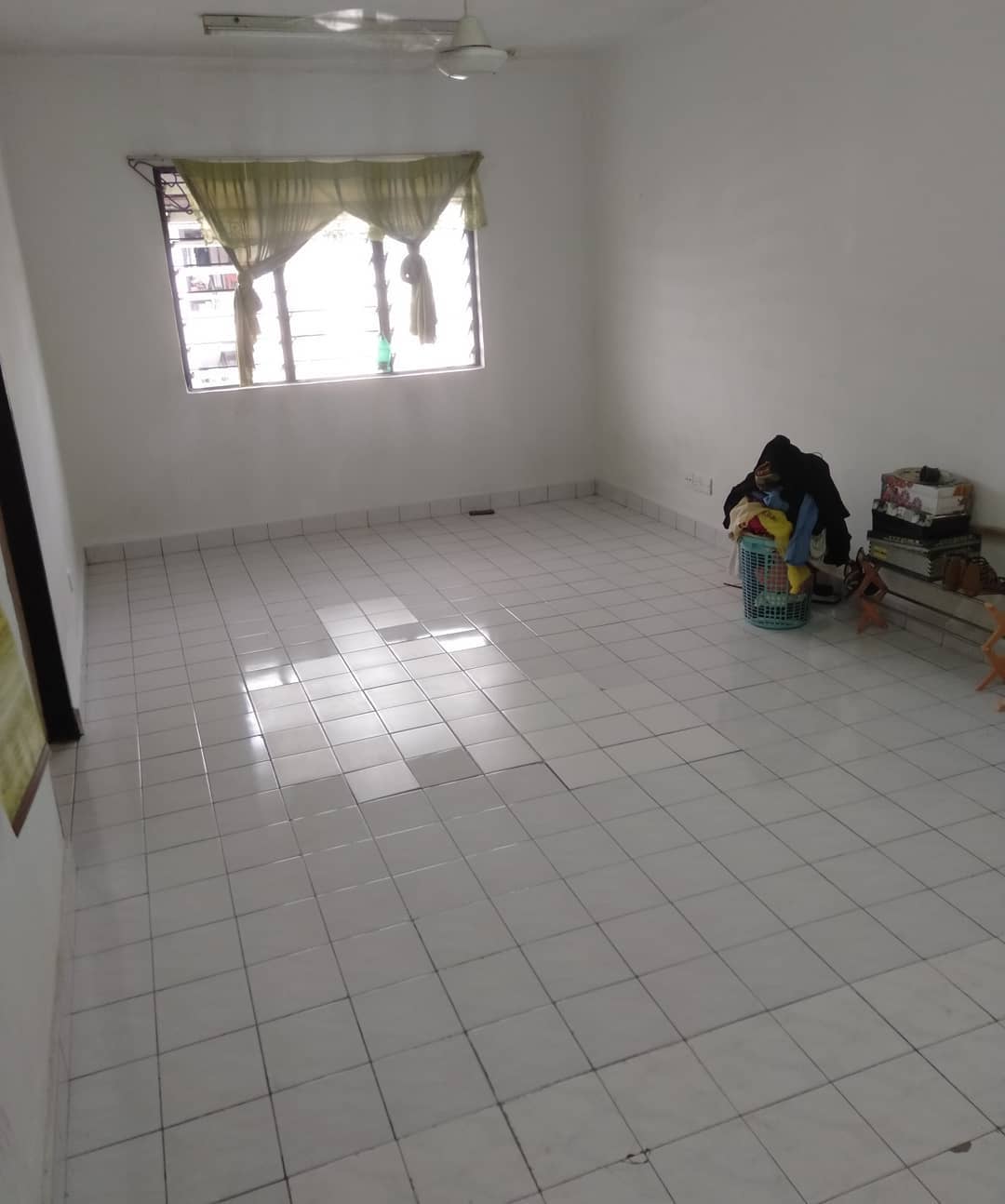 Servis Pembersihan Rumah Ruang tamu bersih dan kemas selepas servis pembersihan rumah profesional.